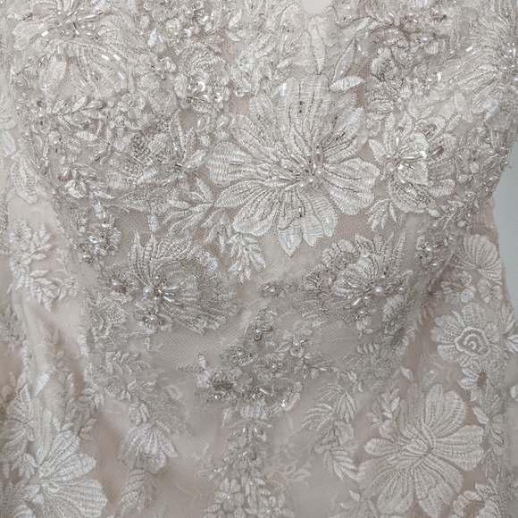 Wedding dress - Picture 3 of 4